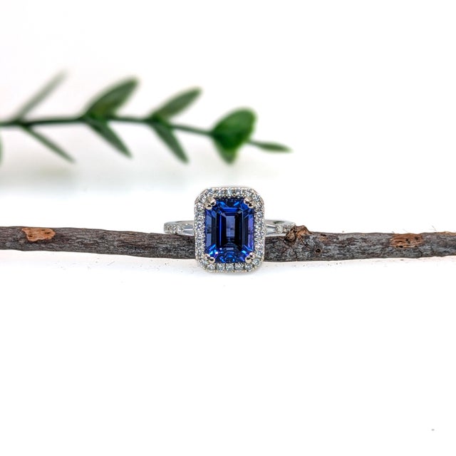 Modern 2.6ct Statement Tanzanite Ring With Natural Diamond Halo: Solid 14k Gold, Size 6.75 For Sale - Image 3 of 6
