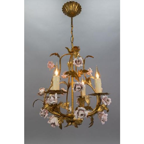 Hollywood Regency Style Gilt Metal and Pink Porcelain Roses Chandelier, Italy, 1970s For Sale - Image 14 of 18