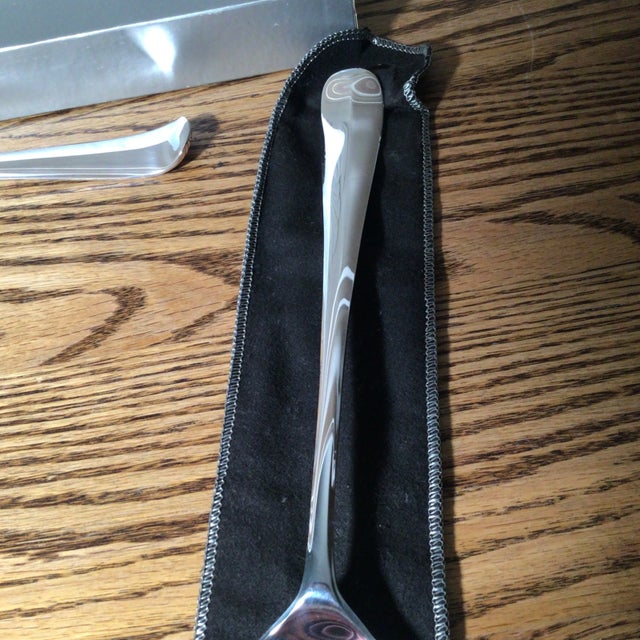 1970s Georgian Style Pierced Serving Spoon and Georgian Style Solid Serving Spoon Georgian Style Silver Plated - A Pair For Sale - Image 5 of 13