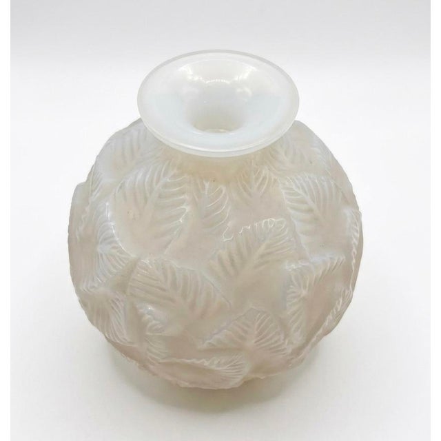 Lalique “Ormeaux” Vase, Model No. 984 For Sale In Milwaukee - Image 6 of 16