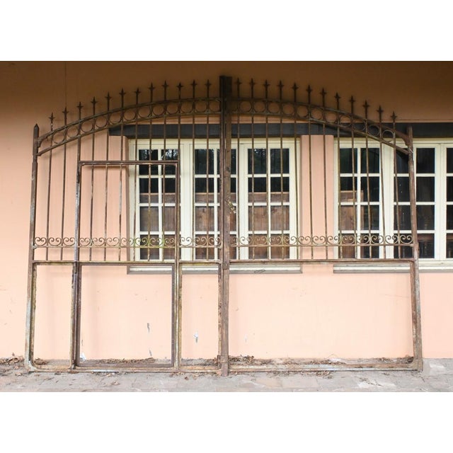 This two-leaf iron gate, dating from the first half of the 19th century, embodies both the robustness and elegance...