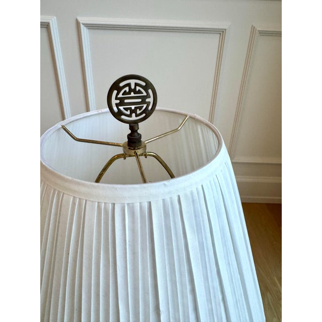 Maitland - Smith Pair of Vintage Maitland-Smith Hand-Painted Porcelain Table Lamps, Brass Base, 1985 For Sale - Image 4 of 7