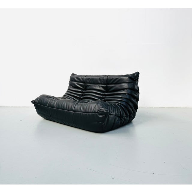 1970s French Togo 2-Seater Sofa in Black Leather attributed to Michel Ducaroy for Ligne Roset, 1970s For Sale - Image 5 of 12