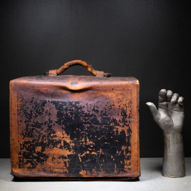 Antique Distressed Leather Camera Case c.1900-1930 For Sale In San Francisco - Image 6 of 10