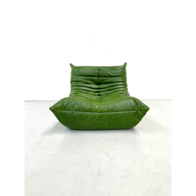 Ligne Roset Togo Lounge Chair in Forest Green Leather attributed to Michel Ducaroy for Ligne Roset For Sale - Image 4 of 10