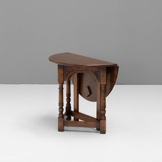 Occasional small oak single drop leaf side table. U.K circa 1980.