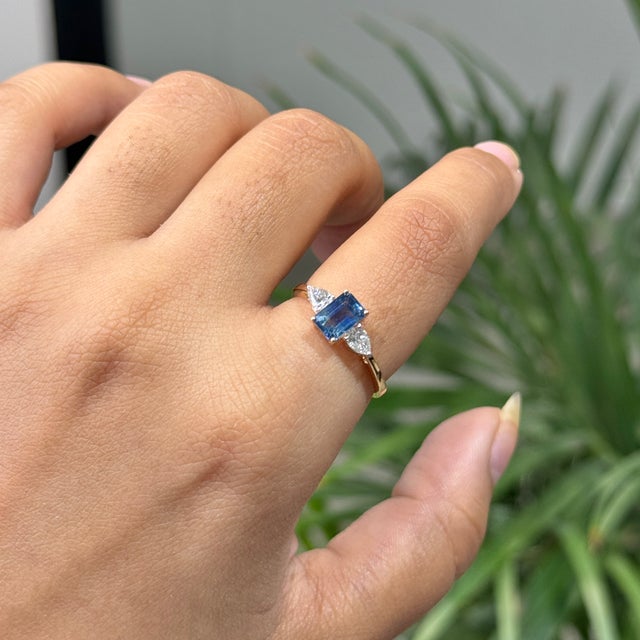 Modern 14k Gold 1.22ct Octagon Blue Sapphire & Pear Diamonds Three Stone Ring Size 4 For Sale - Image 3 of 18