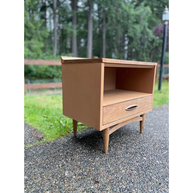 Broyhill sculptra nightstand best sale