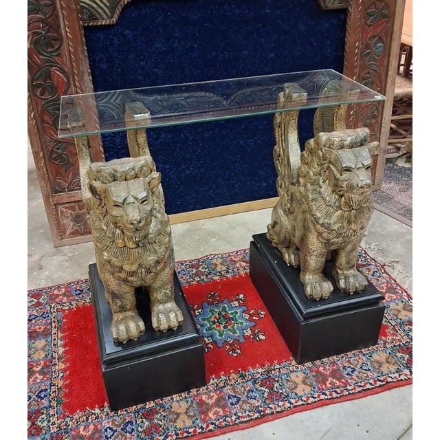 1950s Mid-Century Console with Guardian Lions in Carved and Gilded Wood, 1950s For Sale - Image 5 of 6