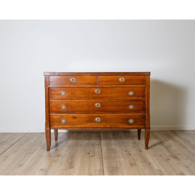 Antique Directoire period chest of drawers in walnut - Italy 18th century For Sale - Image 4 of 10
