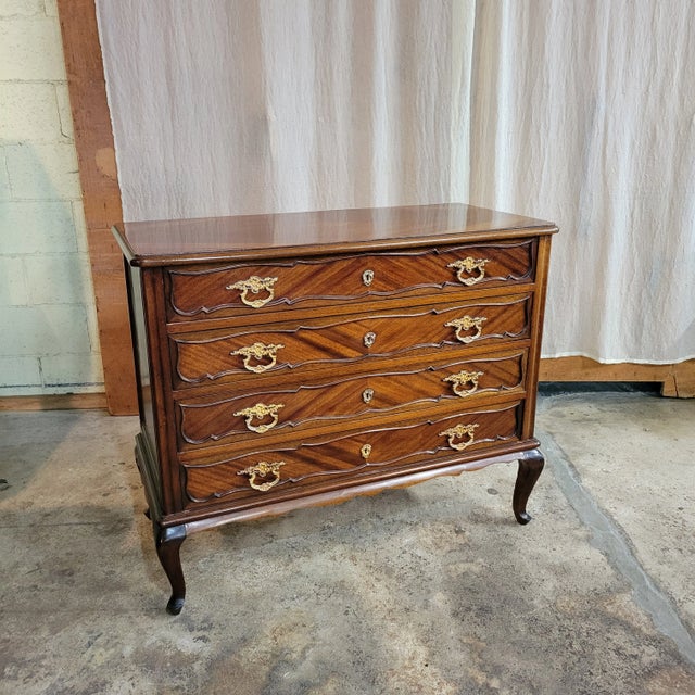 Brown 1940s Mahogany Matchbook Veneered 4 Drawer French Commode For Sale - Image 8 of 13