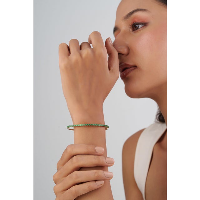 Modern 1.86ct Round Cut Emerald Tennis Bangle Bracelet in 14k Yellow Gold For Sale - Image 10 of 17