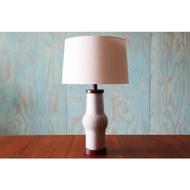 A highly collectable 1960s lamp designed by Jane and Gordon Martz of Marshall Studios in Veedersburg Indiana. These lamps...