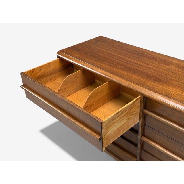 Brown t.h. Robsjohn-Gibbings, American Modern, Walnut, Dresser, Usa 1960s For Sale - Image 8 of 12