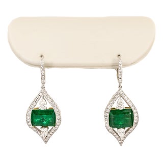 Late 20th Century Pair of 18k Colombian Emerald Earrings For Sale