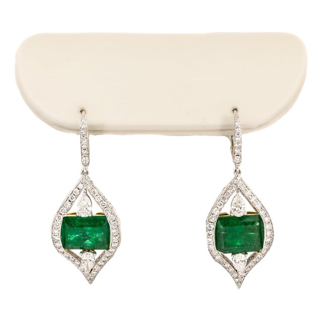 Late 20th Century Pair of 18k Colombian Emerald Earrings For Sale