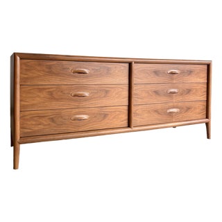 1960s Freshly Refinished Widdicomb Mid-Century Modern 6-Drawer Walnut Dresser – MCM Beauty! For Sale