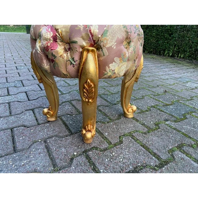 1980s French Louis XVI Gilt Beech Rose Damask Bench Pouf For Sale - Image 4 of 8