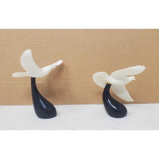 Plastic Vintage - Pair of John Perry Seagulls in Flight Figurines - Black Base - White Matte Pellucida For Sale - Image 7 of 15
