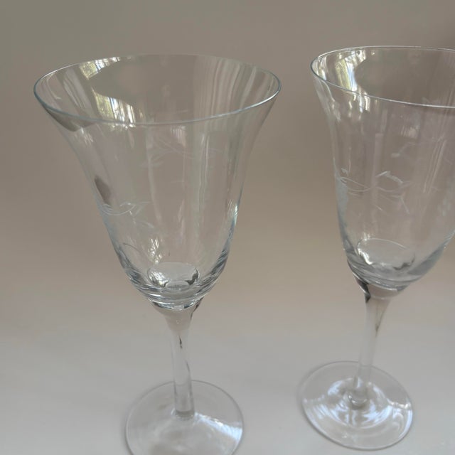Vintage Handmade Etched Grapevine Tulip-Stem Wine Glasses – Set of 2 For Sale In Miami - Image 6 of 10