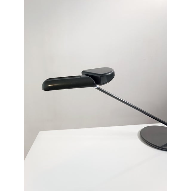 Beautiful Ring A 400 desk lamp by Bruno Gecchelin for Arteluce. Italy, 1979. Gray lacquered metal frame. Chrome-plated...