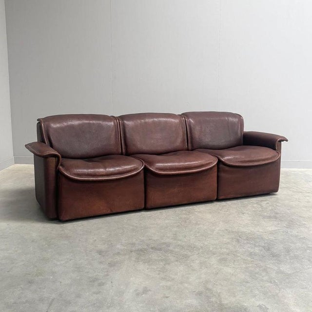 Remarks: Mid century sofa by De Sede, model DS 12, Swiss design 1970s. 3 Elements covered with 5mm thick brown neck /...