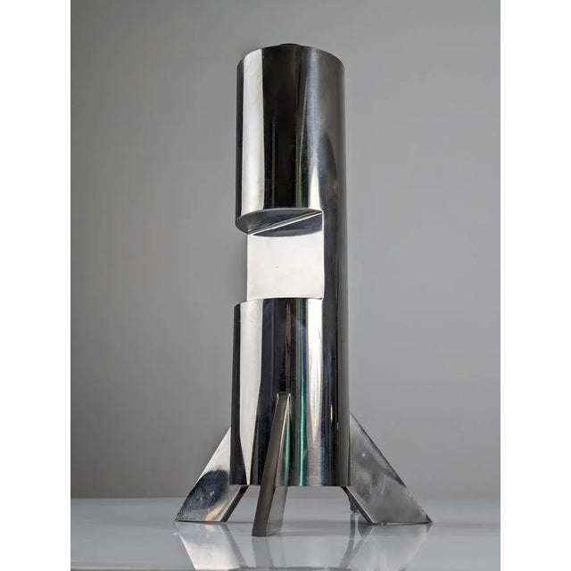 Design cylindrical steel sculpture lamp with clean and elegant lines. Dimensions: 43 x 26 x 22 cm Screen not included...