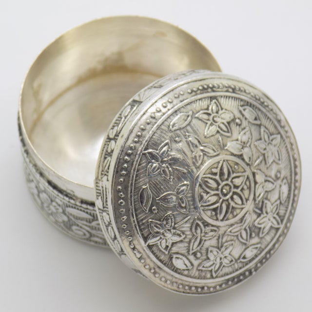 Vintage Italian Handmade Round Silver 800 Floral Embossed Pill Snuff Box, 1980s For Sale - Image 3 of 13