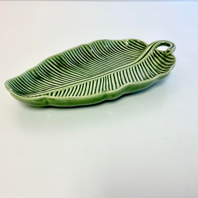 1990s Vintage Boho Chic Portuguese Bordallo Pinheiro Trompe L’Oeil Banana Leaf Serving Dish For Sale - Image 12 of 16