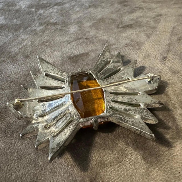 An Amazing 1930s Art Deco Costume Jewelry Brooch For Sale - Image 11 of 11