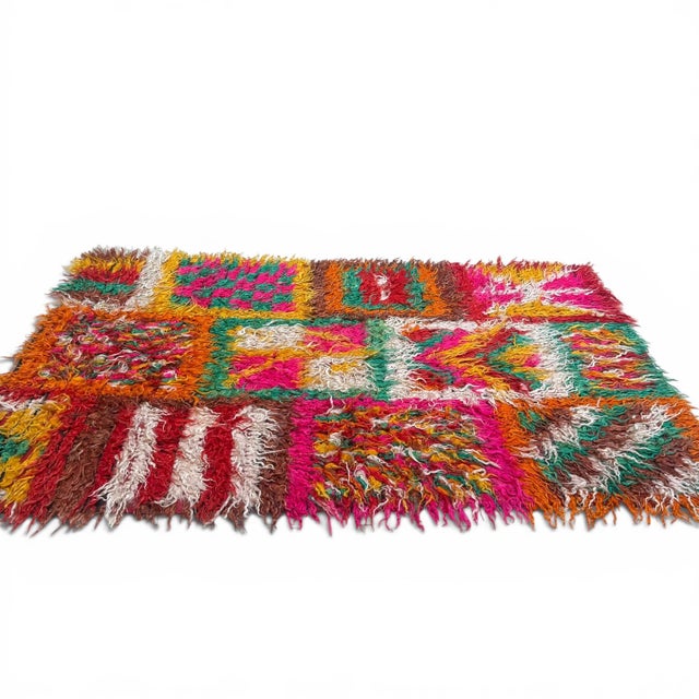 1940s Vintage Filikli Tulu Rug | Long Pile Rug With Patchwork Design | 5x8 For Sale - Image 5 of 5