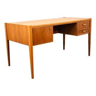 1960s Mid Century Modern Desk Walnut Office Vintage 2 Drawers Executive Compact MCM For Sale