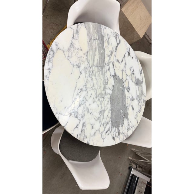 Mid-Century Marble and Fiberglass Tulip Dining Table and Chairs by Eero Saarinen for Knoll International, 1960s, Set of 5 For Sale - Image 6 of 9