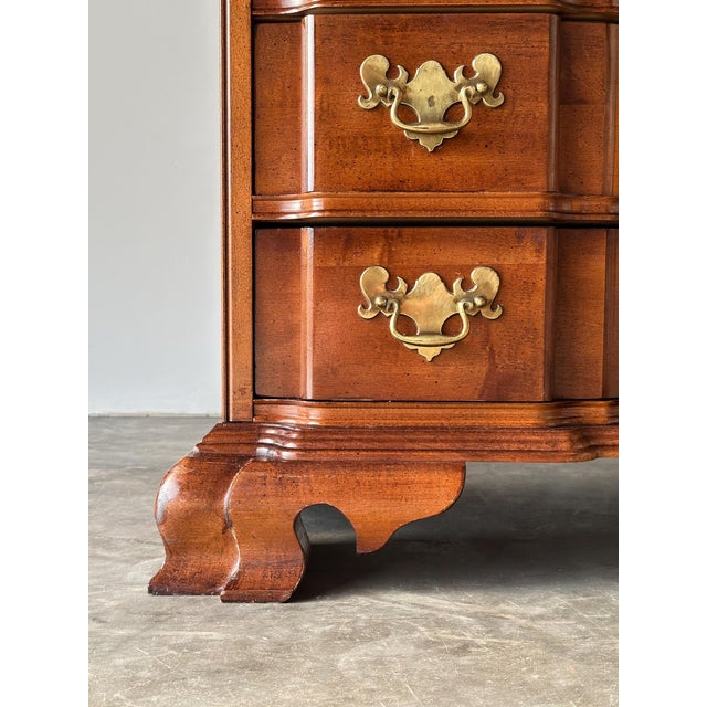 Vintage Georgian Serpentine Block-Front Mahogany 8-Drawer Dresser For Sale - Image 18 of 18