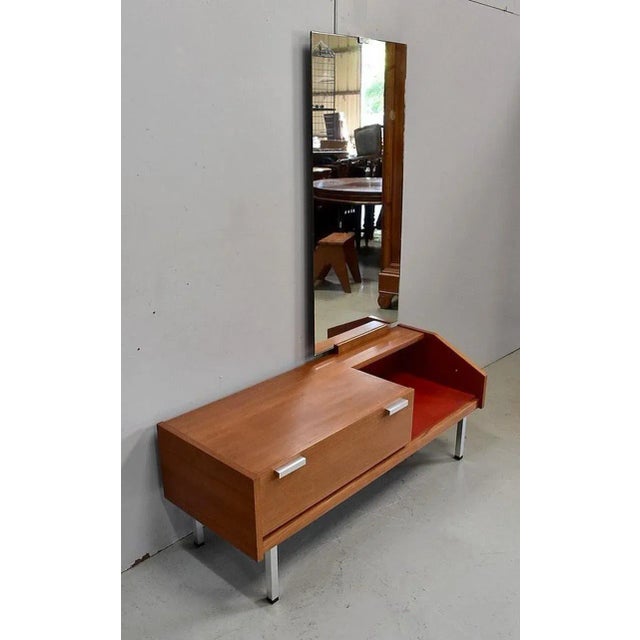 Teak dressing table, topped by a large Rectangular Mirror, eccentric and removable. On the left side, this retro-style...