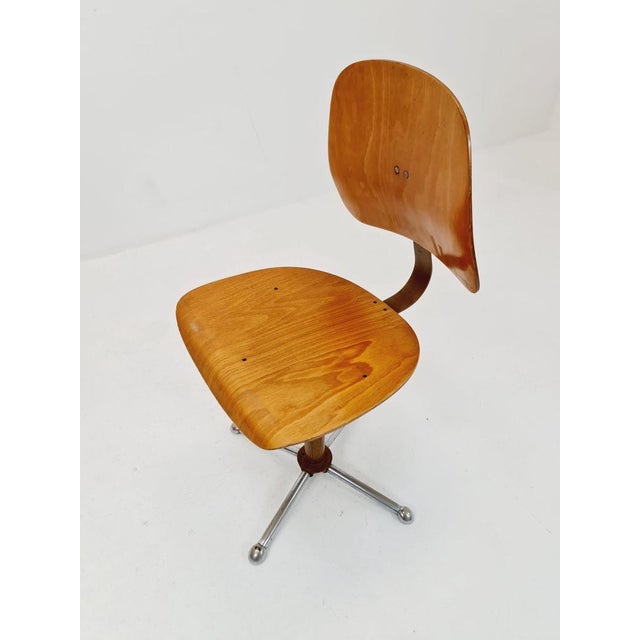 Bauhaus office chair in solid wood By Drabert 1960s The chair is in good condition Measurements: Height: 90 cm Width: 46...