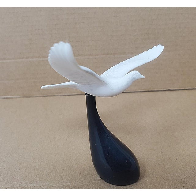 Vintage - Pair of John Perry Seagulls in Flight Figurines - Black Base - White Matte Pellucida For Sale - Image 12 of 15