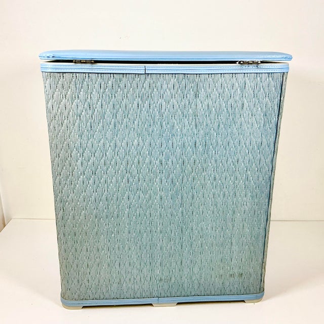 Cornflower Blue 1970s Vintage Boho Chic Americana Raffia Hamper. For Sale - Image 8 of 13