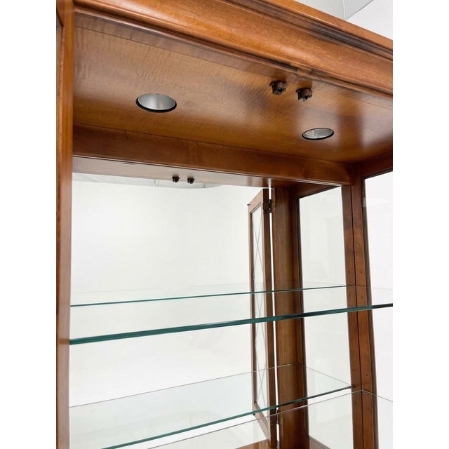 Hickory White Late 20th Century Hickory White Lighted Glass Cabinet With Mirrored Back & Fretwork Doors For Sale - Image 4 of 12