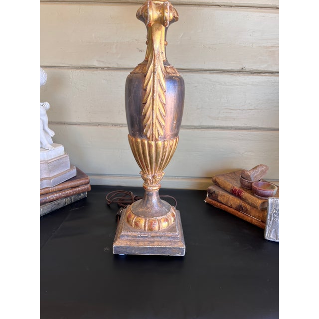1910s Fine Antique Italian Neoclassical Giltwood & Silver Leaf Carved Urn Table Lamp For Sale - Image 5 of 12