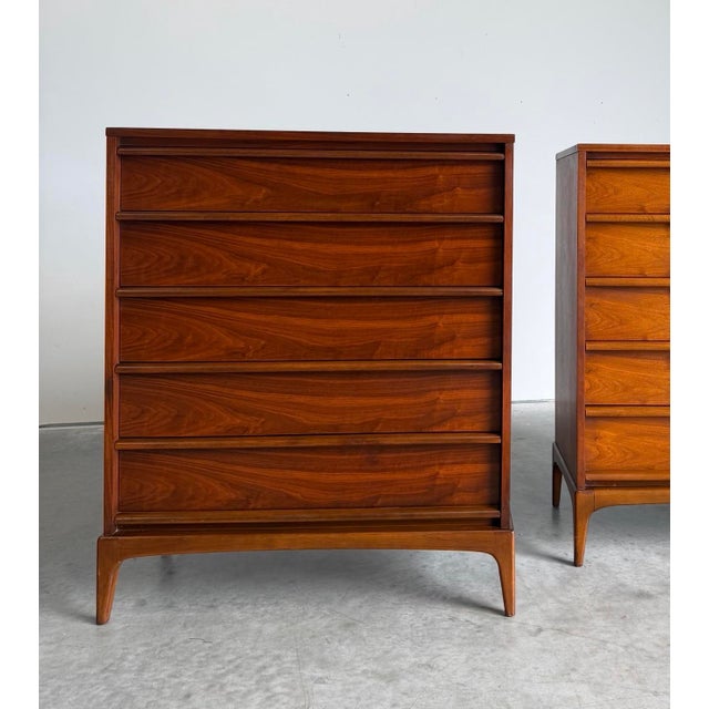Mid Century Modern Lane Rhythm series Tallboy Dresser in Walnut. 5 drawer Tallboy dresser with integrated sculpted wood...