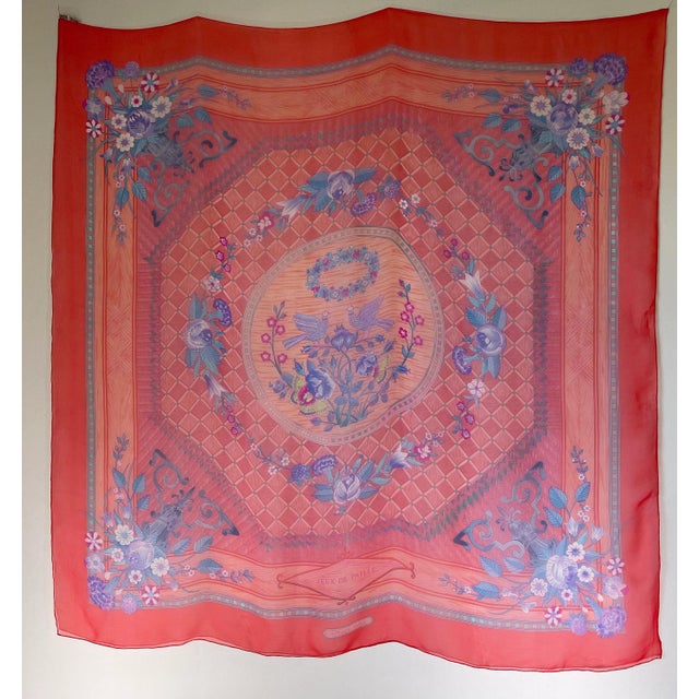 HERMÈS JEUX de Paille Silk chiffon scarf in shades of pink. In the center are represented two birds decorated with...