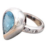 18 Karat White Gold Ring with Brilliant Cut Diamonds and Pear-Shaped Blue Topaz For Sale
