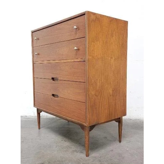 Stunning! Mint condition!! This rare beauty is the one you've been looking for !! Five drawers with plenty of room....