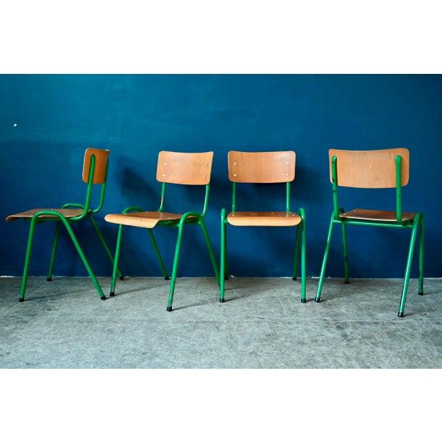 with its lively look, this large series of chairs from the 80s is delightful! Found in an old school, we savor the patina...
