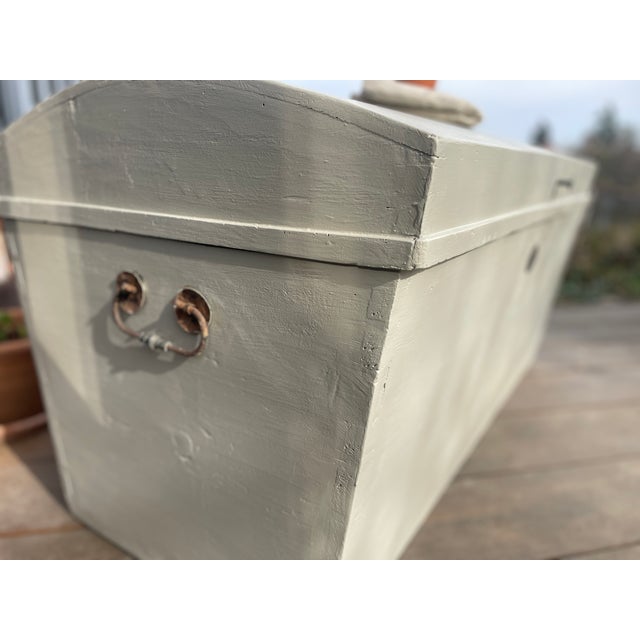 This charming antique chest has been repainted and completely sanded. Width: 110 cm Depth: 56 cm Height: 58 cm Paint type:...