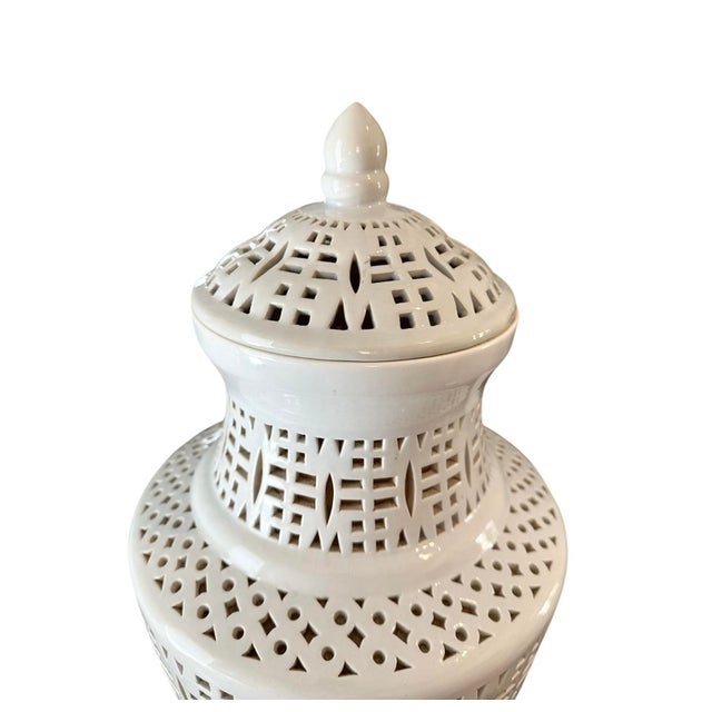 Mid 20th Century Vintage Chinoiserie White Pierced Blanc De Chine Ginger Jar Vase Table / Accent Lamp For Sale - Image 5 of 9