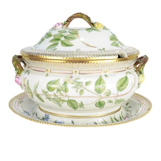 Royal Copenhagen 'Flora Danica' Porcelain 5 Qt Large Tureen & Underplate No 3560 For Sale