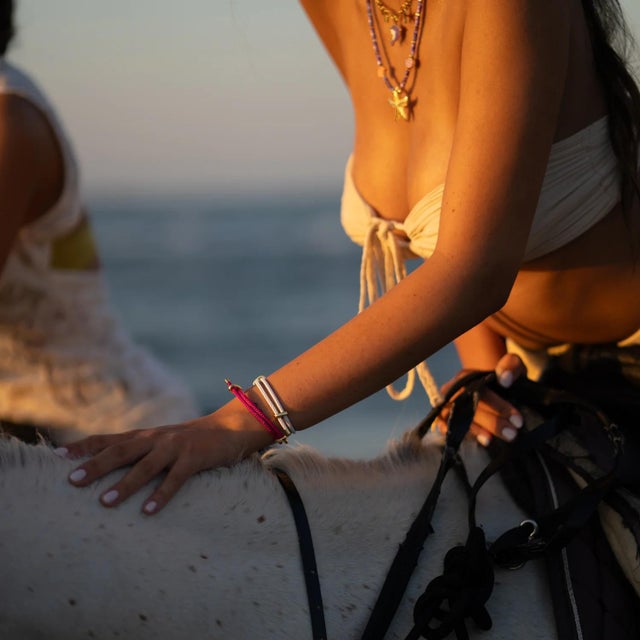 White Glow Adjustable Gold Rope Bracelet For Sale In Miami - Image 6 of 8