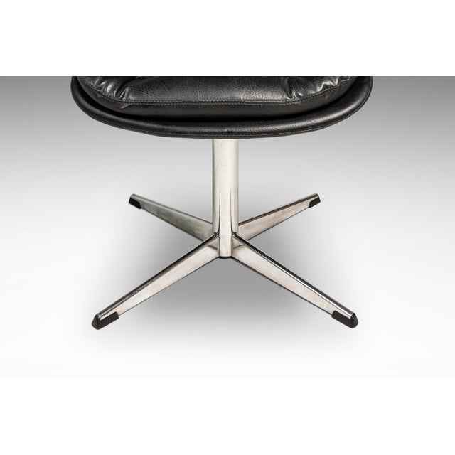 Mid-Century Modern High-Stance Office Chair in Chrome and Vinyl After Charles Pollock, Usa, C. 1960's For Sale - Image 9 of 18